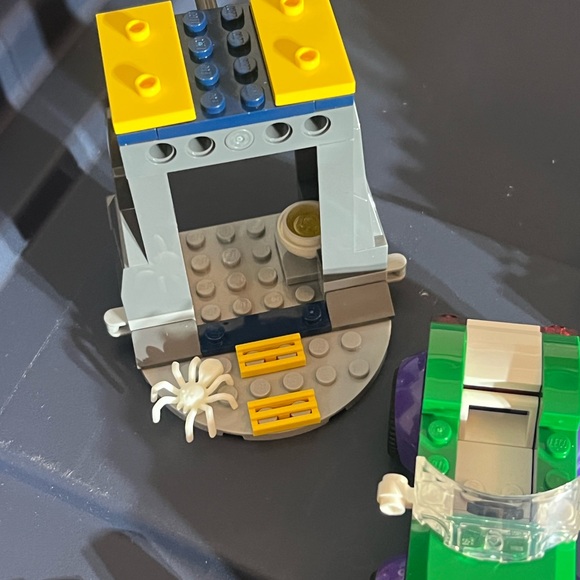 LEGO Batcave Set - Black, Yellow, Green 76272 - Picture 6 of 8